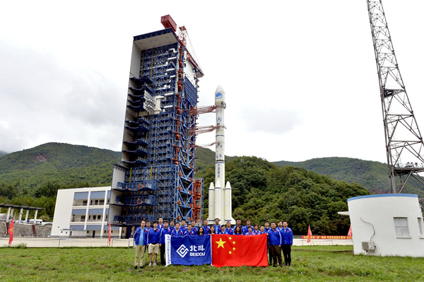 團隊與星箭合影-航天科技集團五院供圖_副本.jpg